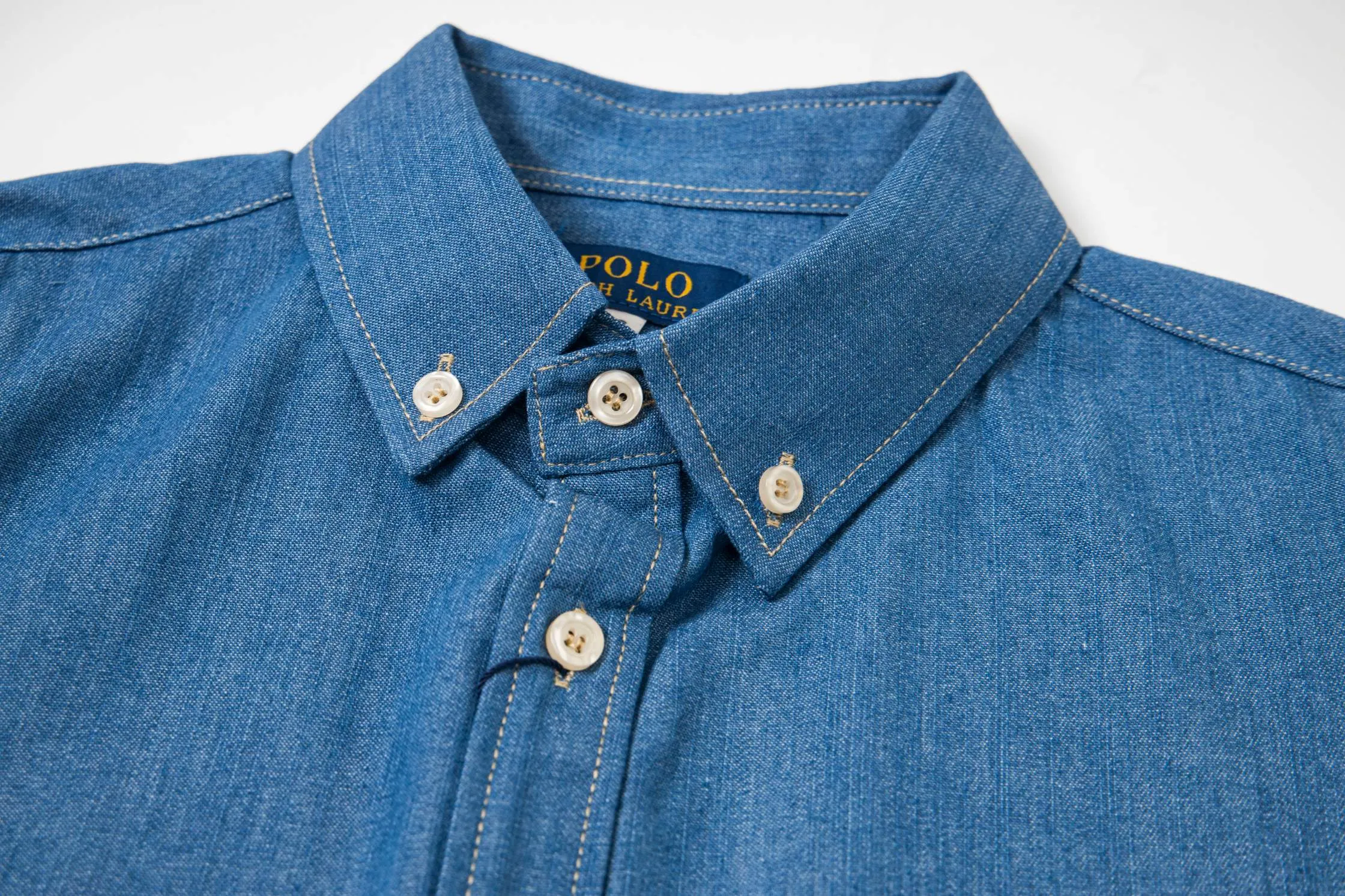 🅿️250 New: Style number: B115 Ralph Lauren/Ralph Lauren classic color small label couple's washed denim long-sleeved shirt 1️⃣ Made of high-quality denim fabric, the upper body is soft and comfortable, extremely delicate, has a solid, smooth and soft feel, and the fabric does not wrinkle, and the feel is invincible. The details are handled perfectly! 2️⃣Adopting the washing process, the workmanship details are perfectly controlled. They are all hemmed with vest technology, and the inside of the sleeves are also different. Different from the four-needle and five-thread workmanship, the collar is also designed with interlining, which shows high-end fashion and individuality. The style is fashionable, simple and elegant! 3️⃣It is very youthful and energetic, and can be easily worn by both men and women. It is very in line with the fashion aesthetic concepts of today's young people! Color: light blue, dark blue Size: S, M, L, XL